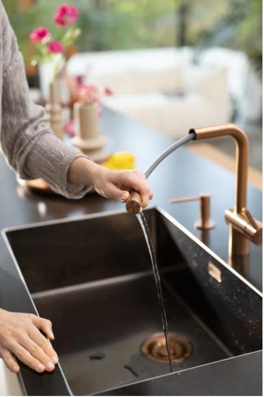 Franke koperen Keukenkraan Atlas Neo met uitrekbare uitloop pvd copper 115.0628.208