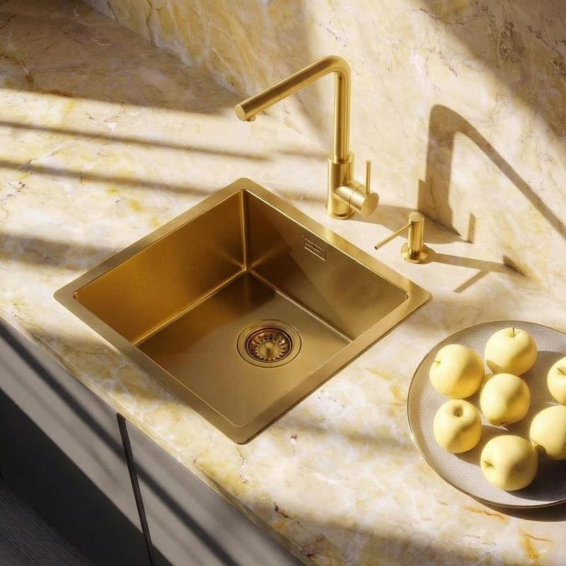 Combinatie set Spoelbak met keukenkraan en zeepdispenser geborsteld goud