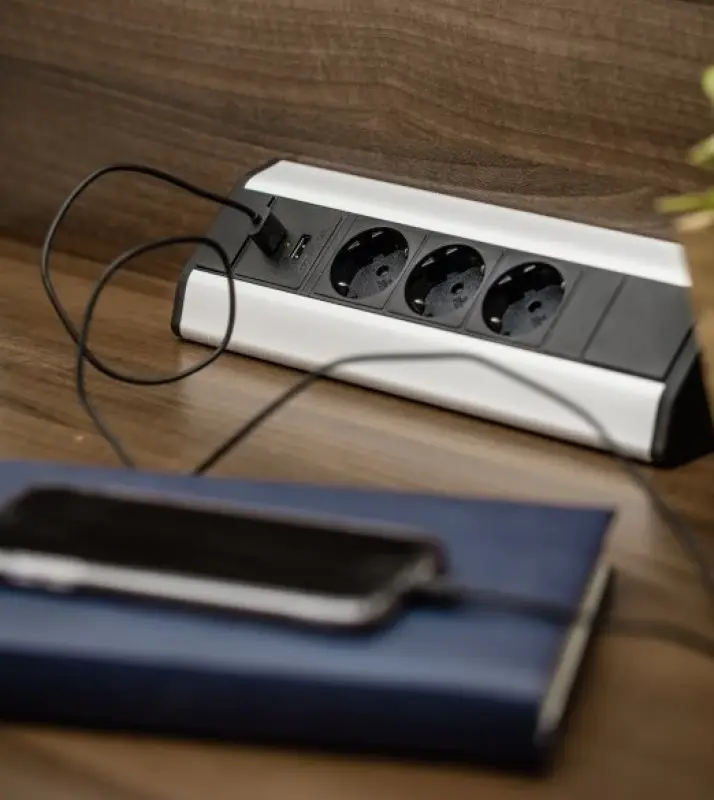 Indux Corner hoek keuken stopcontact met 3 randaarde stopcontacten en 2 USB opladers 1208957431