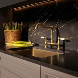 Aquanello Heritage Manor Klassieke Keuken Nostalgische Brug Keukenkraan Brons met Witte Hendel BN-0010-HM